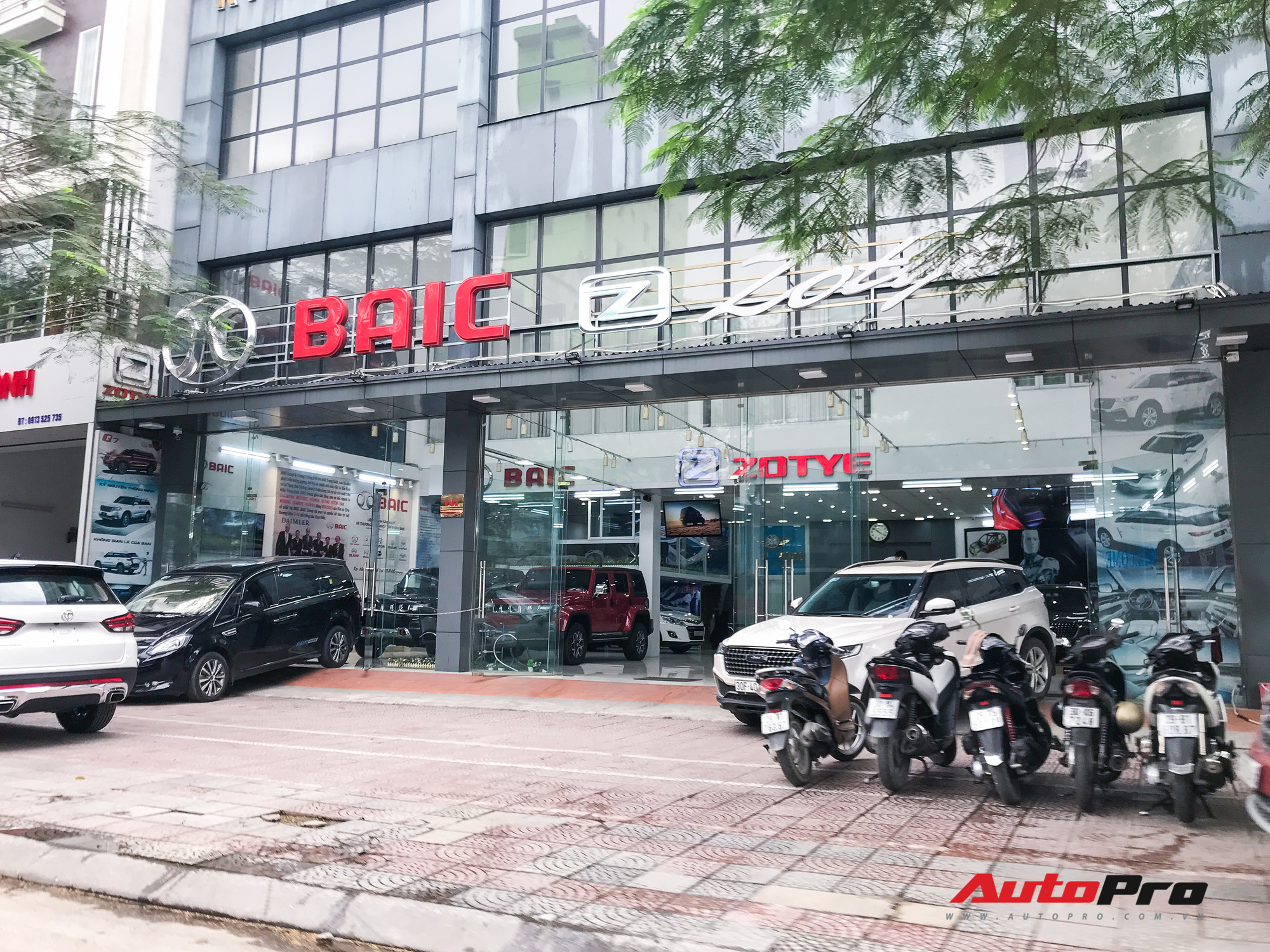 Nhiều đại lý ô tô tại Hà Nội vẫn kiên trì hoạt động dù vắng vẻ khách hàng - Ảnh 4.