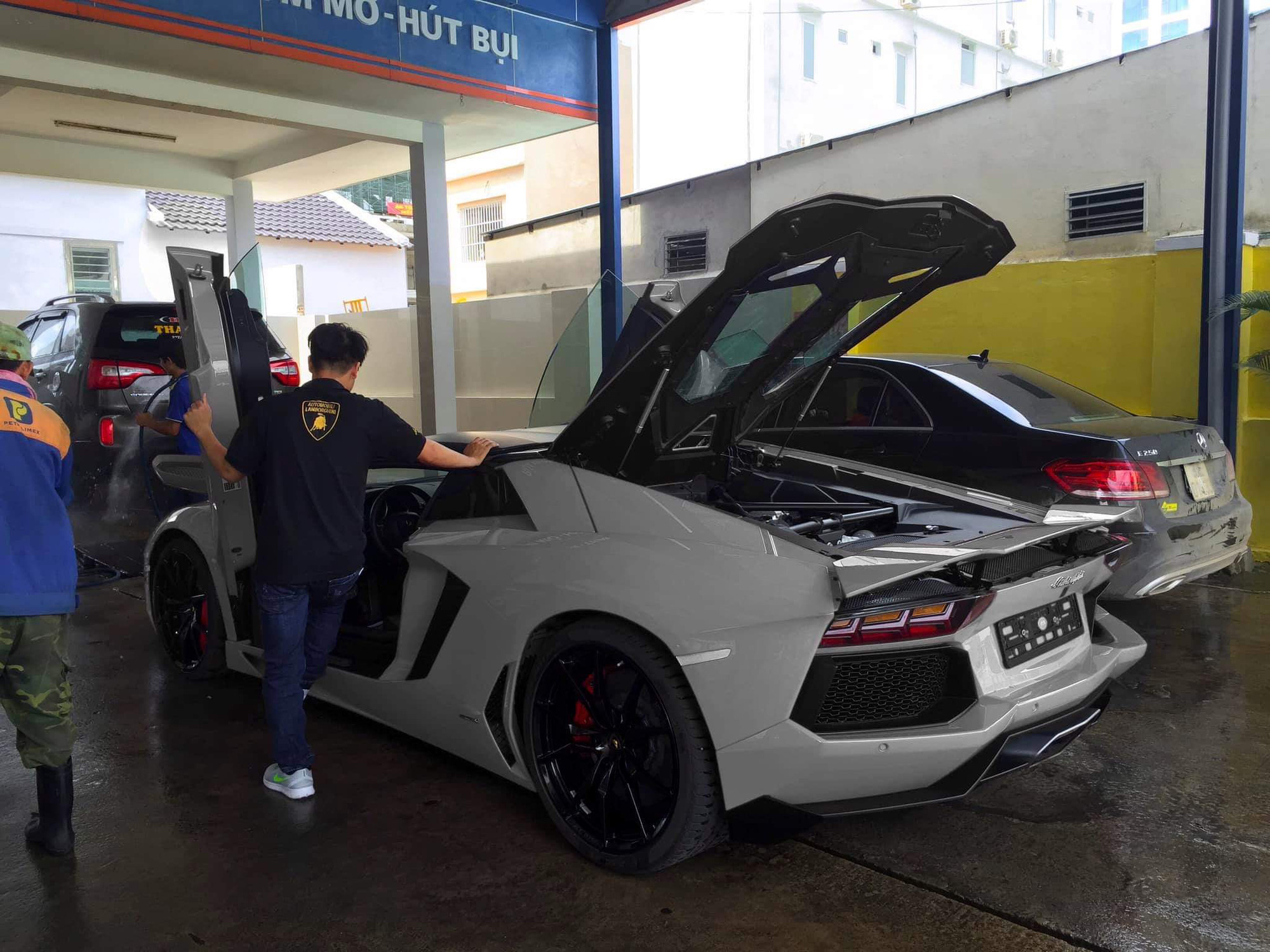 Lamborghini Aventador Roadster LP700-4 thứ 5 về tới Việt Nam? Nhưng chiếc Mercedes-Benz bên cạnh đã nói lên sự thật - Ảnh 1.