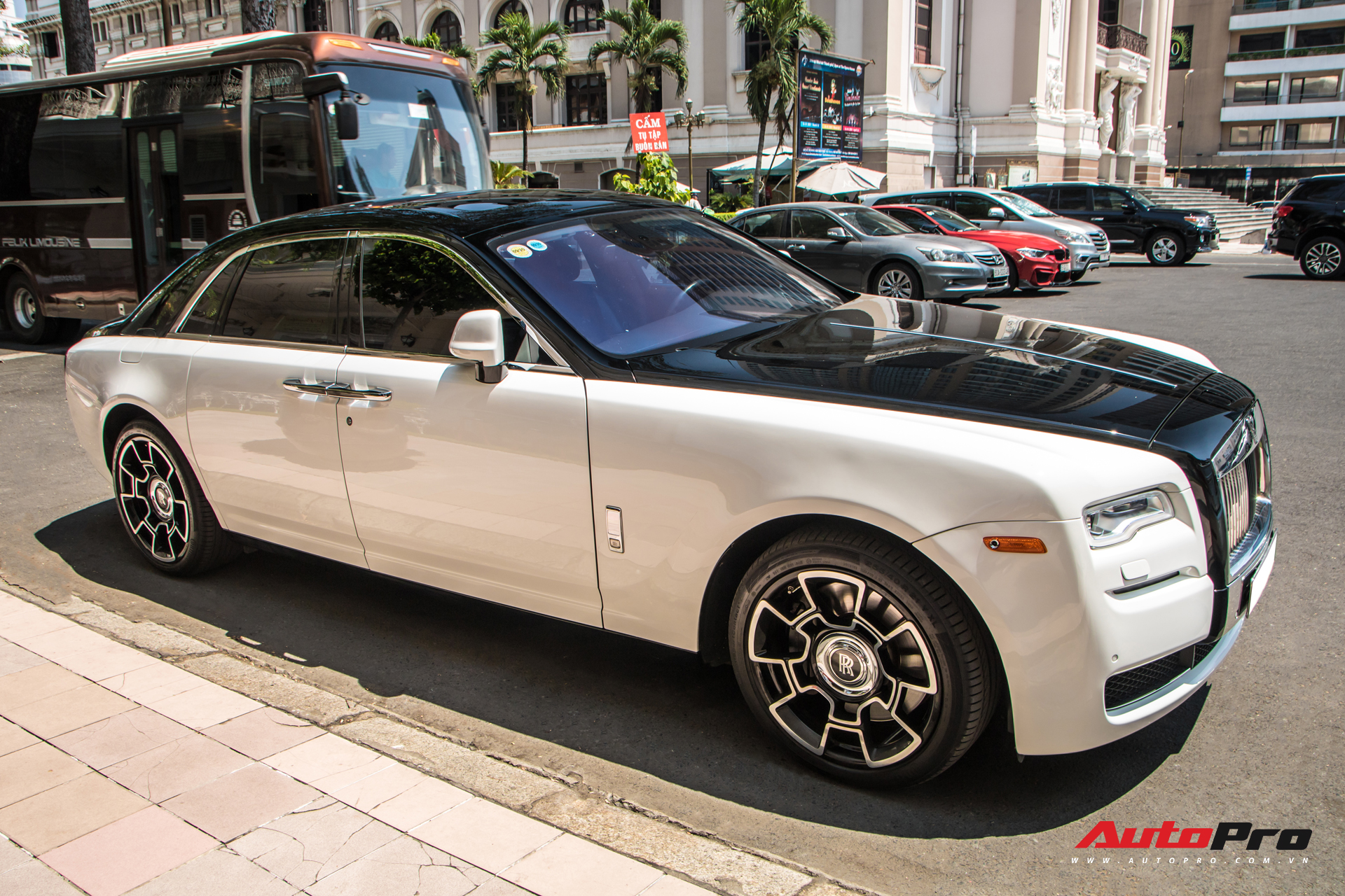Đại gia Sài Gòn lột xác Rolls-Royce Ghost với phong cách lạ lẫm - Ảnh 2.