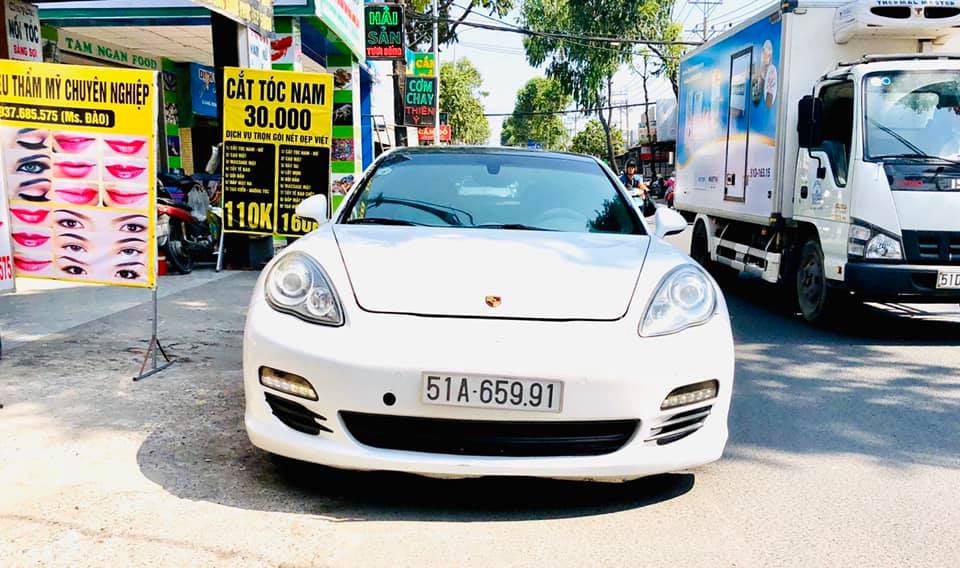 Cần đổi xe gấp, đại gia Việt bán Porsche Panamera rẻ ngang Toyota Camry 2019 - Ảnh 1.