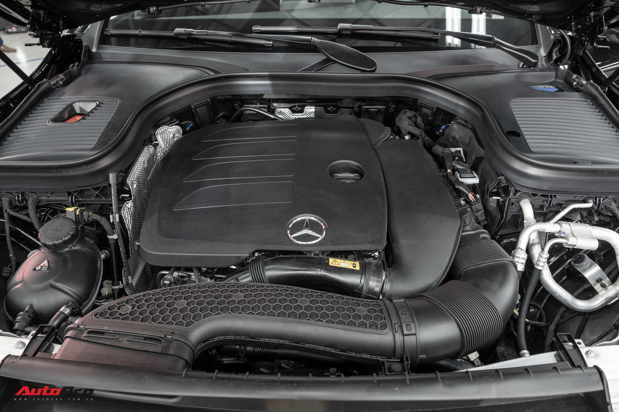 Ra mắt Mercedes-Benz GLC 300 lắp ráp trong nước: Thêm trang bị, giá thấp hơn 161 triệu đồng, càng áp lực lên BMW X3 - Ảnh 5.