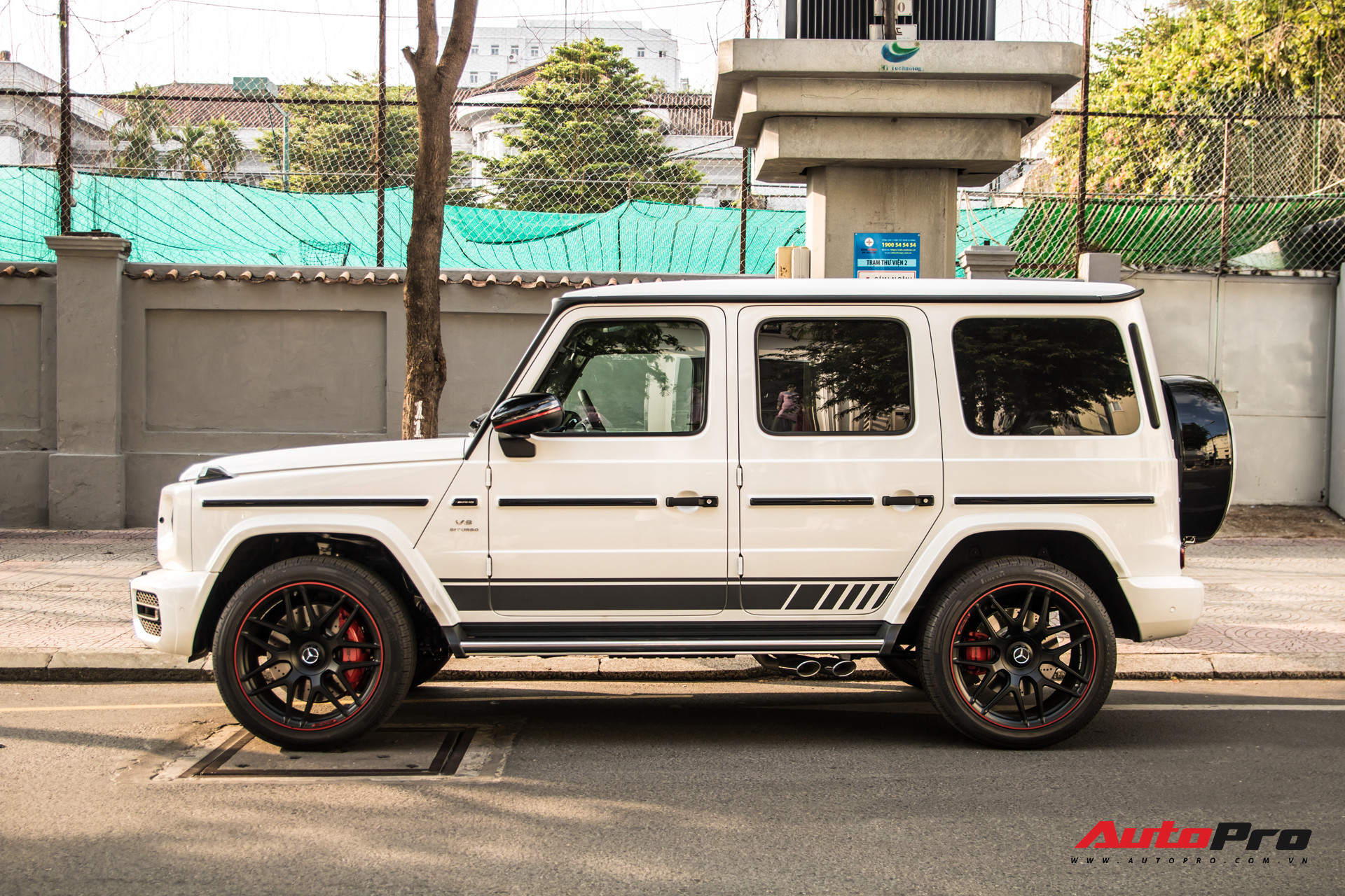 Thêm một chiếc Mercedes-AMG G 63 Edition 1 xuất hiện trên phố Sài Gòn, màu sắc dễ gây nhầm lẫn với xe Minh nhựa - Ảnh 2.