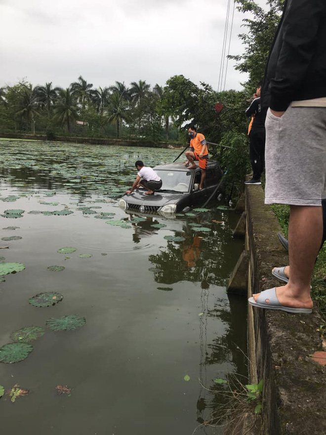 Ô tô 7 chỗ ngụp lặn giữa hồ sen, hiện trường tai nạn khiến dân mạng ám ảnh - Ảnh 2.