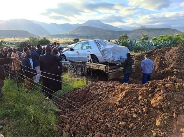 Chính trị gia Nam Phi được chôn cất cùng xe Mercedes - Ảnh 1.
