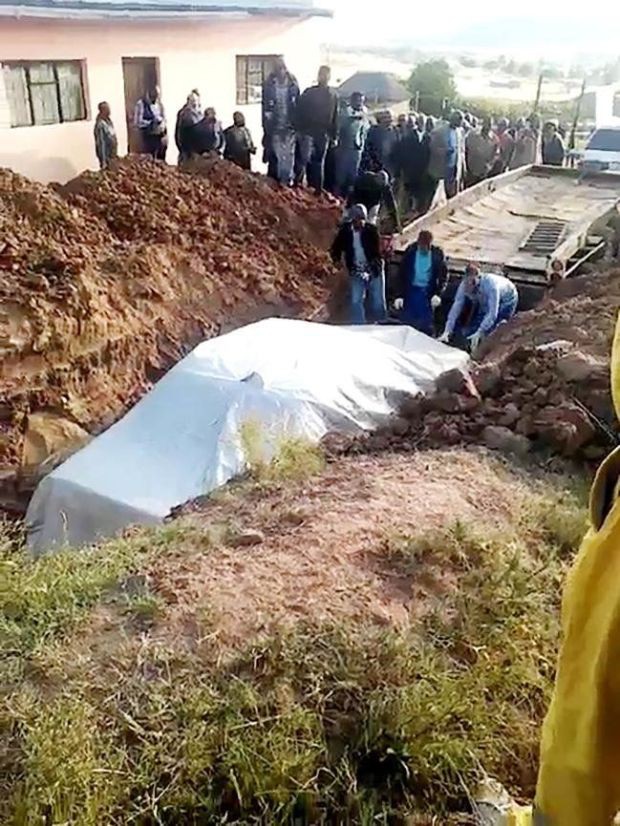 Chính trị gia Nam Phi được chôn cất cùng xe Mercedes - Ảnh 2.
