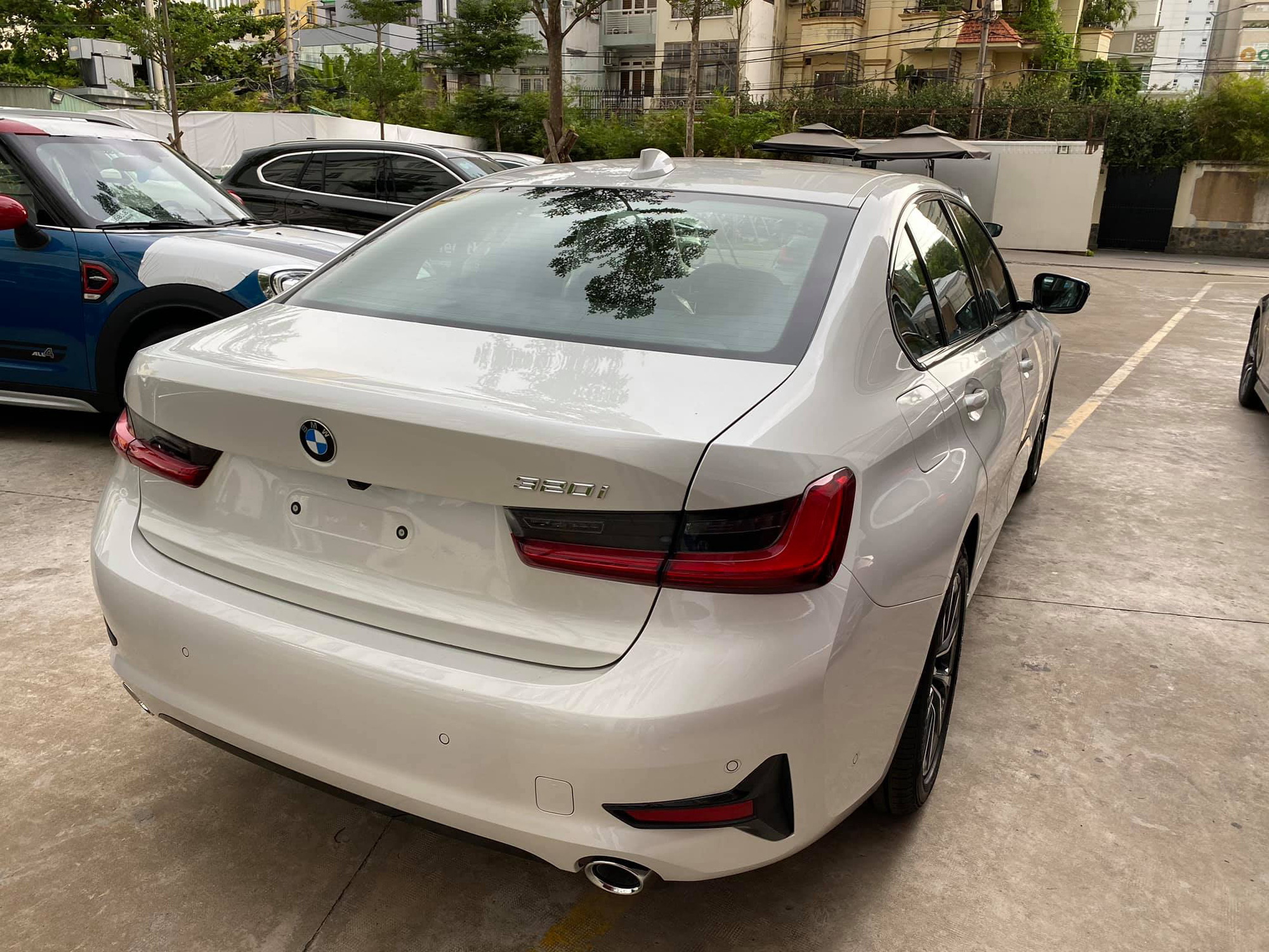 BMW 3-Series 2020 giá mềm về đại lý - Phả hơi nóng lên Mercedes C-Class và Audi A4 - Ảnh 3.