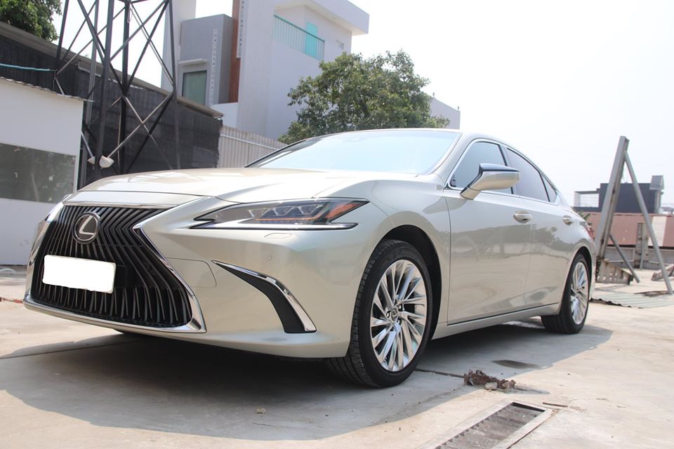 Hàng hiếm Lexus ES 250 2020 bán lại giá 2,5 tỷ đồng sau 1.300km kèm tiết lộ: Chủ xe là đại gia sưu tầm kín tiếng - Ảnh 1.