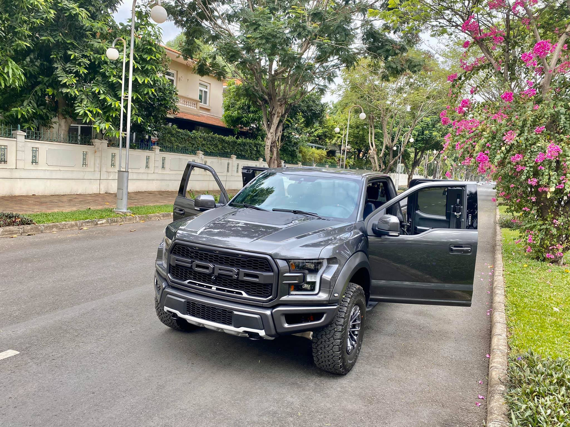 Khám phá Ford F-150 Raptor cửa Rolls-Royce đầu tiên Việt Nam: Nhiều điểm khác biệt mà ít người biết - Ảnh 1.