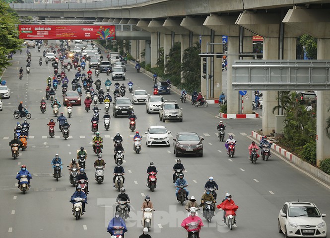 Sáng đầu tuần, người Hà Nội túa ra đường đông bất chấp mưa, rét và lệnh cách ly xã hội - Ảnh 3.