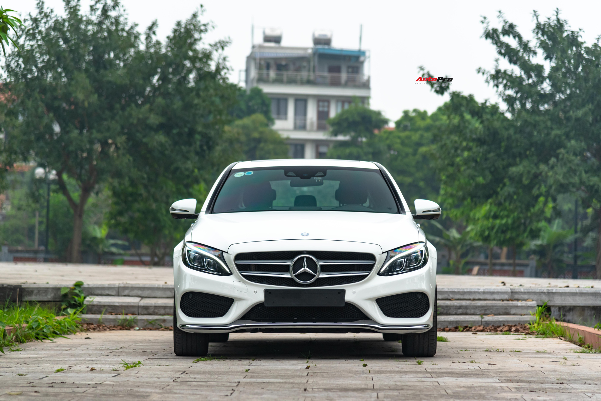 Deal ‘ngon’ mùa dịch: Mercedes-Benz C 300 AMG form cũ chỉ đắt hơn 100 triệu đồng so với C 180 - Ảnh 8.