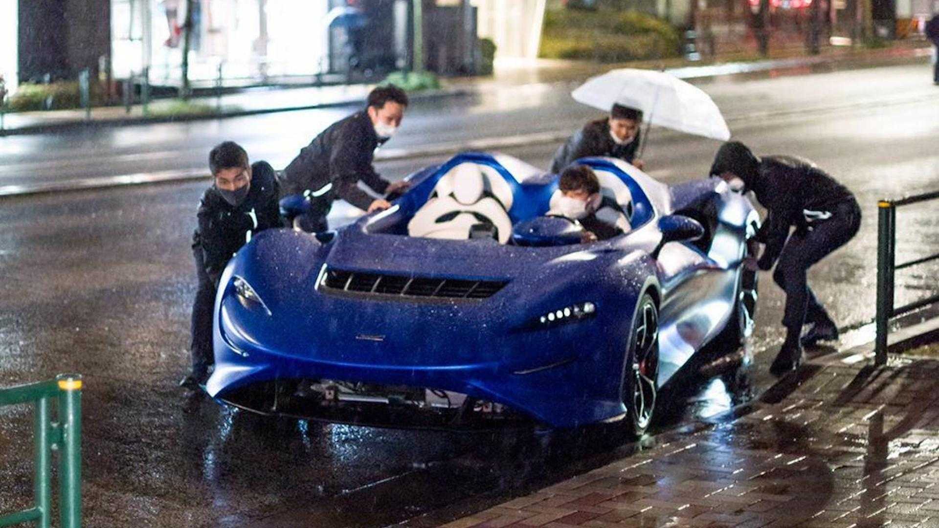 Xem cảnh siêu xe mui trần McLaren Elva tắm mưa - Khi xe triệu USD không bằng xe cỏ - Ảnh 1.