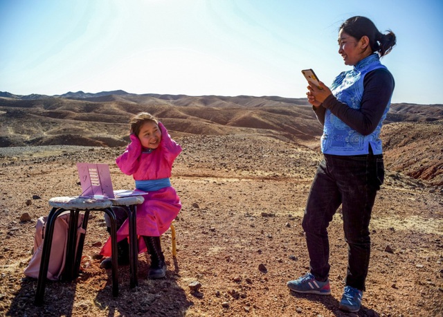 Lái xe đi khắp hoang mạc tìm sóng wifi cho con gái học trực tuyến trong những ngày dịch Covid-19: Vì con, cha mẹ sẽ làm tất cả! - Ảnh 2.