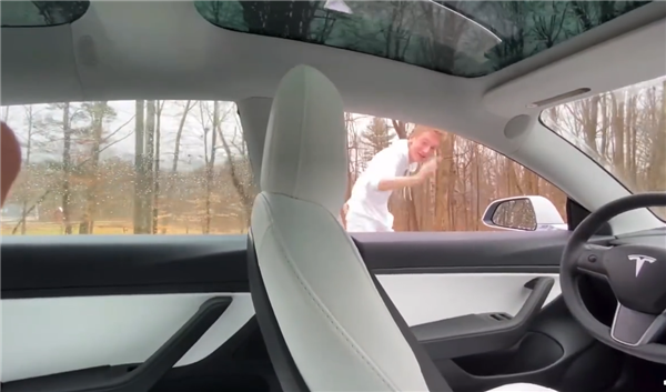 Đây là hậu quả của việc nhảy ra khỏi một chiếc xe Tesla đang trong chế độ tự lái - Ảnh 3.
