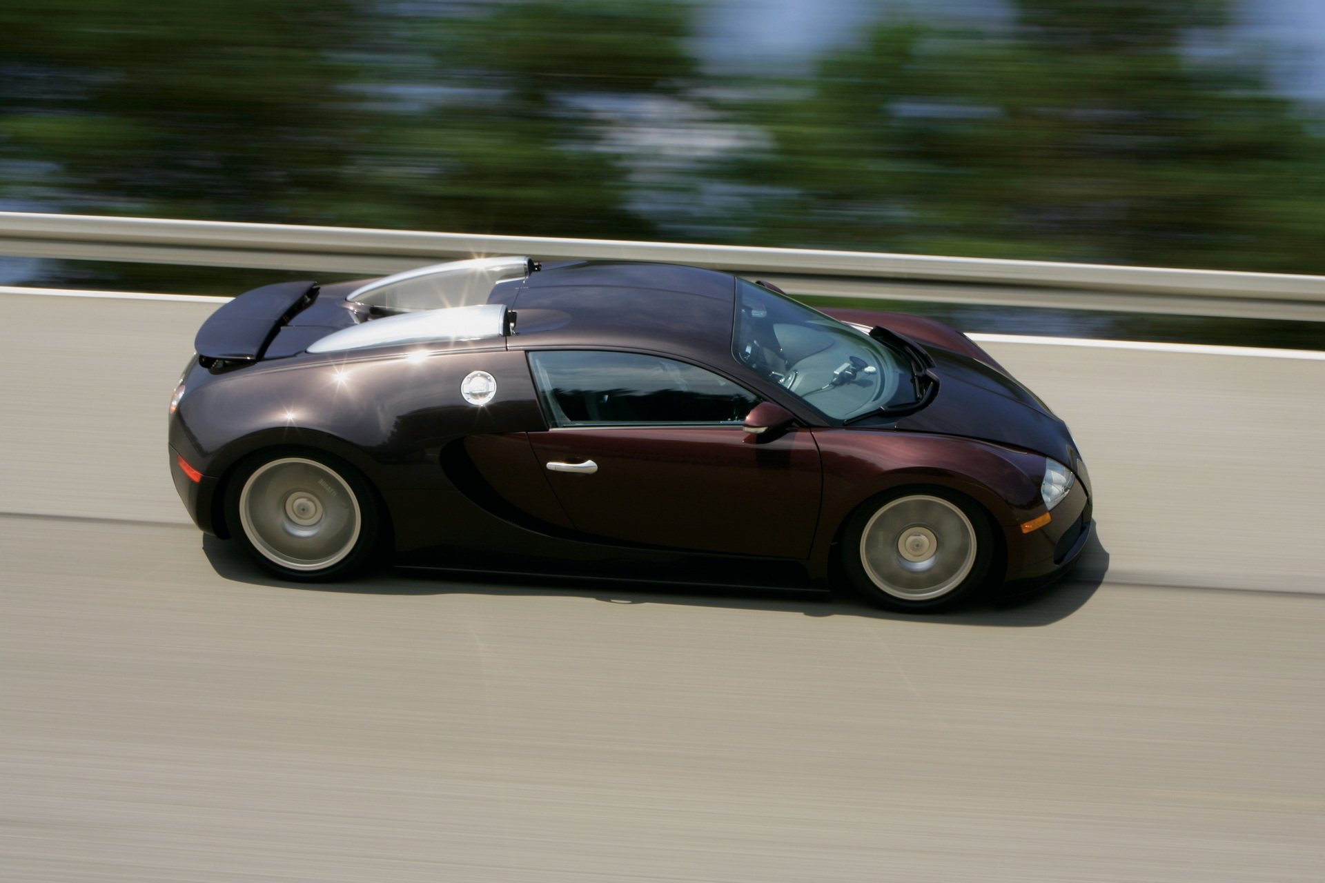 Bugatti kỷ niệm 15 năm huyền thoại Veyron phá rào 400 km/h - Ảnh 1.