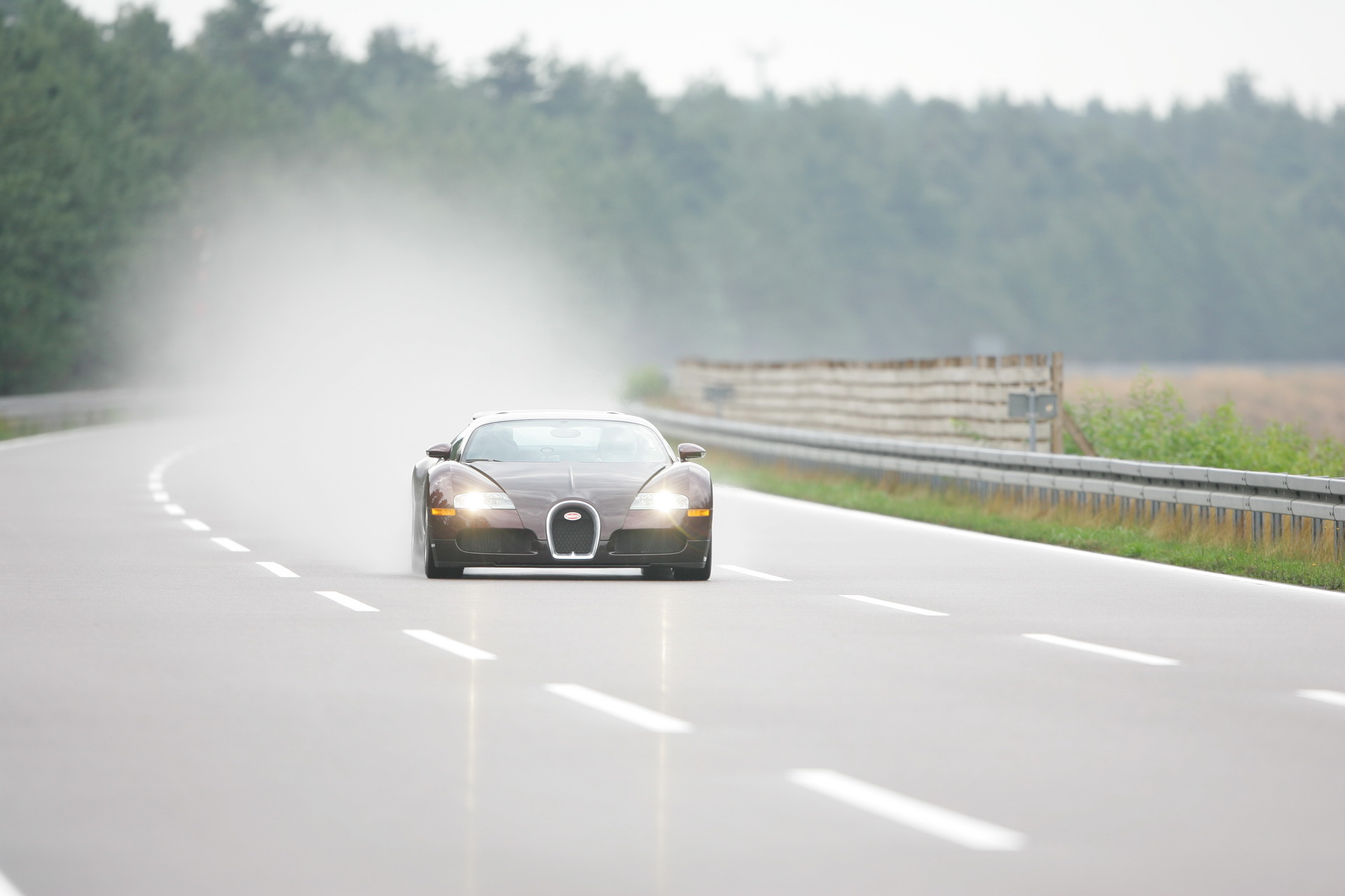 Bugatti kỷ niệm 15 năm huyền thoại Veyron phá rào 400 km/h - Ảnh 2.