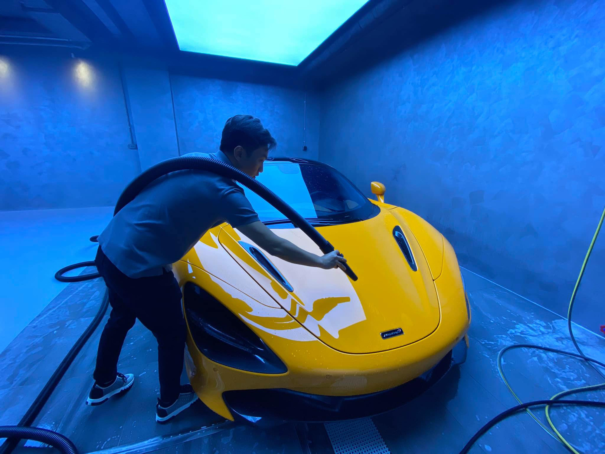 Xem doanh nhân Nguyễn Quốc Cường tự rửa siêu xe McLaren trong garage bạc tỷ, lên ảnh như nước ngoài - Ảnh 1.