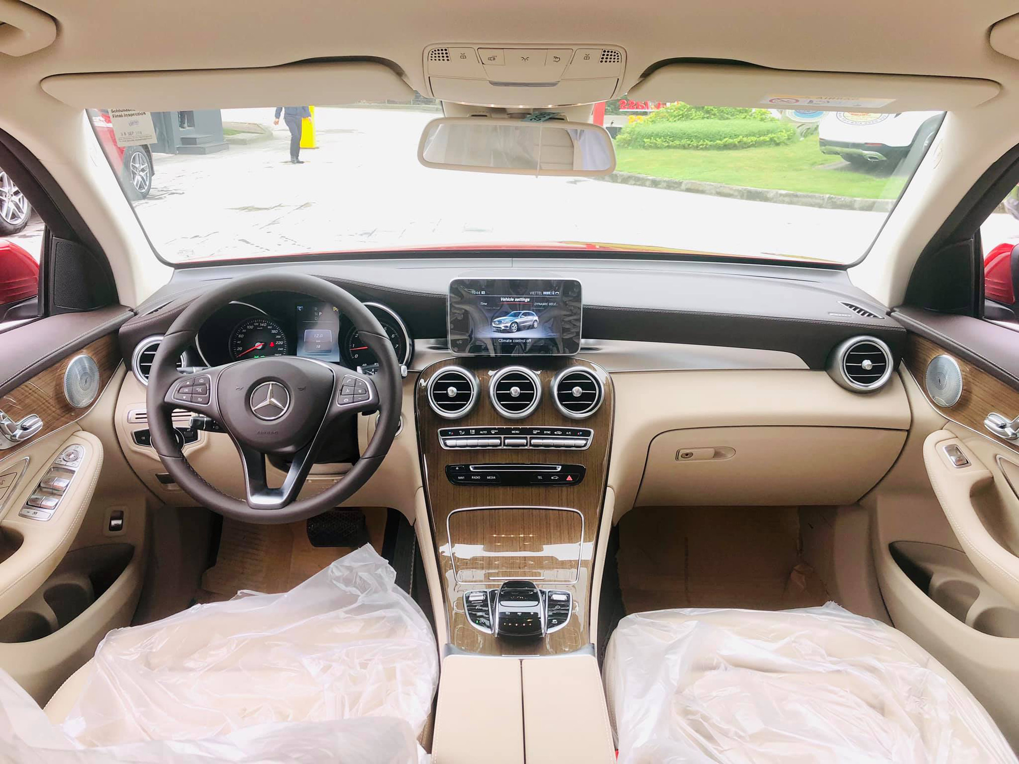 Mercedes-Benz GLC 250 2019 chính hãng thanh lý dưới 2 tỷ đồng: ODO 18 km, nội thất chưa bóc nilon - Ảnh 3.