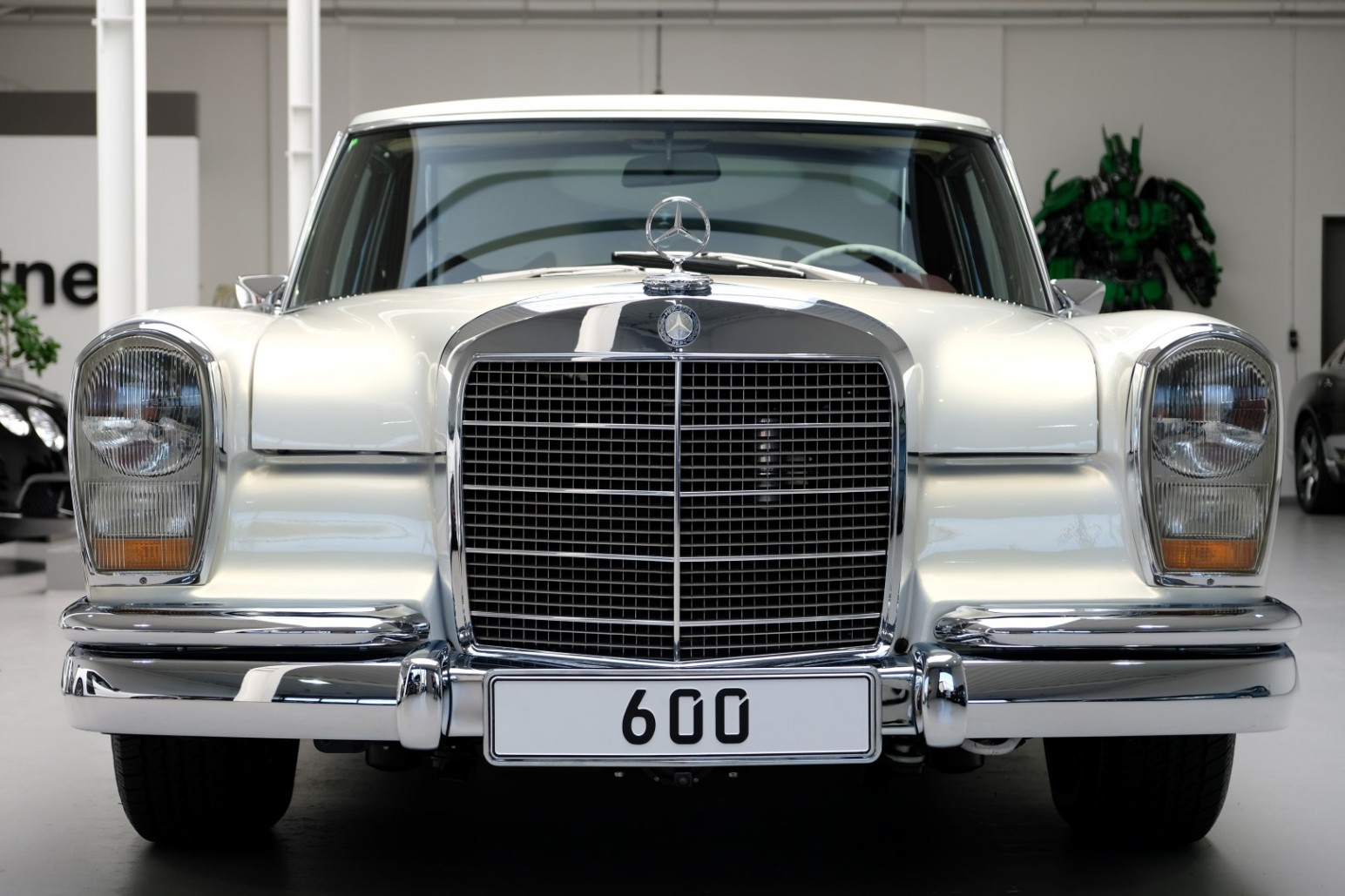 Mercedes-Benz 600 Pullman đỉnh cao một thời được làm lại như mới, giá bán bằng 9 chiếc Lamborghini Huracan - Ảnh 1.