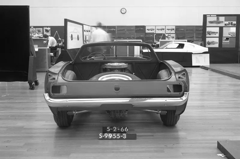 Ford quên đã từng chế tạo Mustang động cơ đặt giữa hay chưa, phải… hỏi lại fan cho chắc chắn - Ảnh 3.
