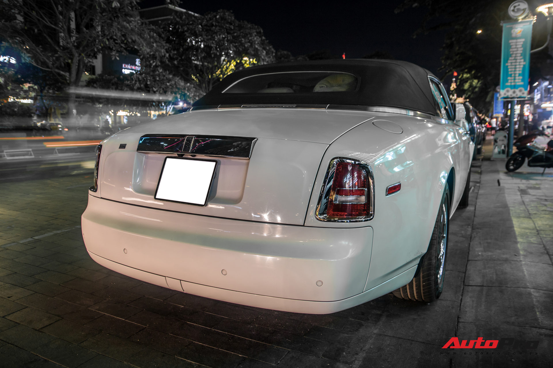 Hàng hiếm Rolls-Royce Phantom Drophead Coupe tái xuất: Logo phía ...