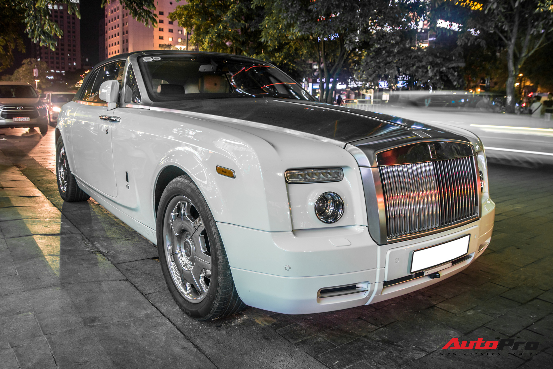 Hàng hiếm Rolls-Royce Phantom Drophead Coupe tái xuất: Logo phía sau là chi tiết đáng chú ý