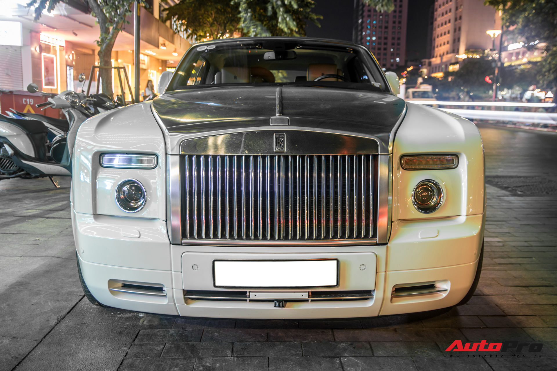 Hàng hiếm Rolls-Royce Phantom Drophead Coupe tái xuất: Logo phía sau là chi tiết đáng chú ý - Ảnh 9.