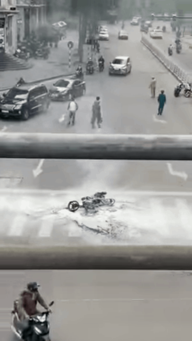  Xe máy bất ngờ cháy thành than giữa phố Hà Nội, khung xe trơ trọi gây ám ảnh - Ảnh 7.