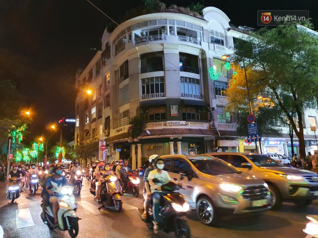 Hà Nội và Sài Gòn đều là hai thành phố lớn và đẹp nhất Việt Nam. Bạn có thể tìm thấy nhiều con phố độc đáo ở hai thành phố này, từ con phố mua sắm đến những con phố lịch sử. Với khung hình đường phố của Hà Nội và Sài Gòn, bạn sẽ hiểu hơn về sự khác biệt giữa hai thành phố này.