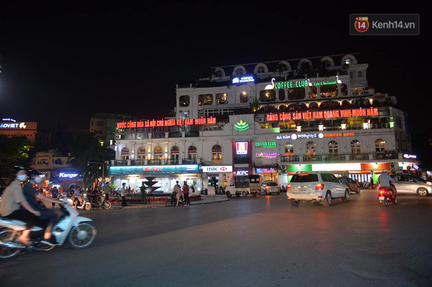 Ảnh: Đường phố Hà Nội và Sài Gòn đông đúc, quán xá Đà Lạt chật kín người tối 30/4 - Ảnh 25.
