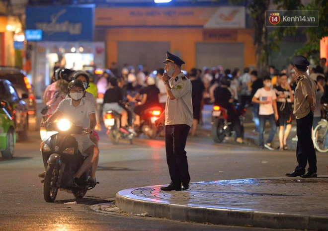 Ảnh: Đường phố Hà Nội và Sài Gòn đông đúc, quán xá Đà Lạt chật kín người tối 30/4 - Ảnh 27.