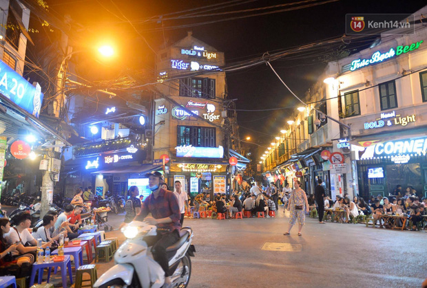 Ảnh: Đường phố Hà Nội và Sài Gòn đông đúc, quán xá Đà Lạt chật kín người tối 30/4 - Ảnh 28.