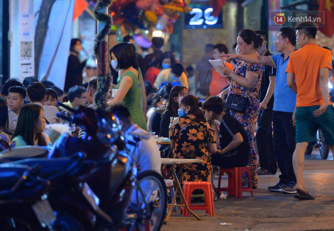 Ảnh: Đường phố Hà Nội và Sài Gòn đông đúc, quán xá Đà Lạt chật kín người tối 30/4 - Ảnh 30.
