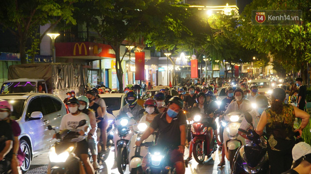 Ảnh: Đường phố Hà Nội và Sài Gòn đông đúc, quán xá Đà Lạt chật kín người tối 30/4 - Ảnh 4.