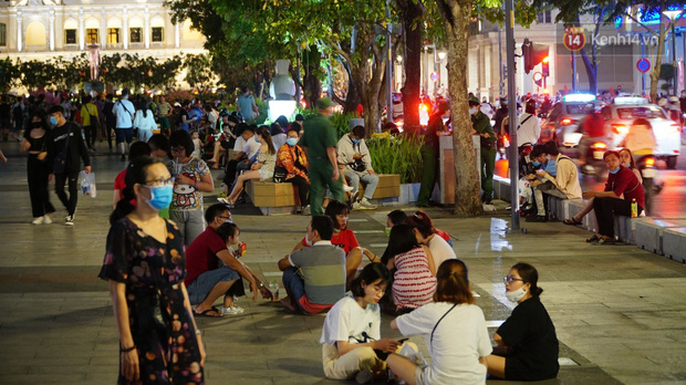 Ảnh: Đường phố Hà Nội và Sài Gòn đông đúc, quán xá Đà Lạt chật kín người tối 30/4 - Ảnh 6.