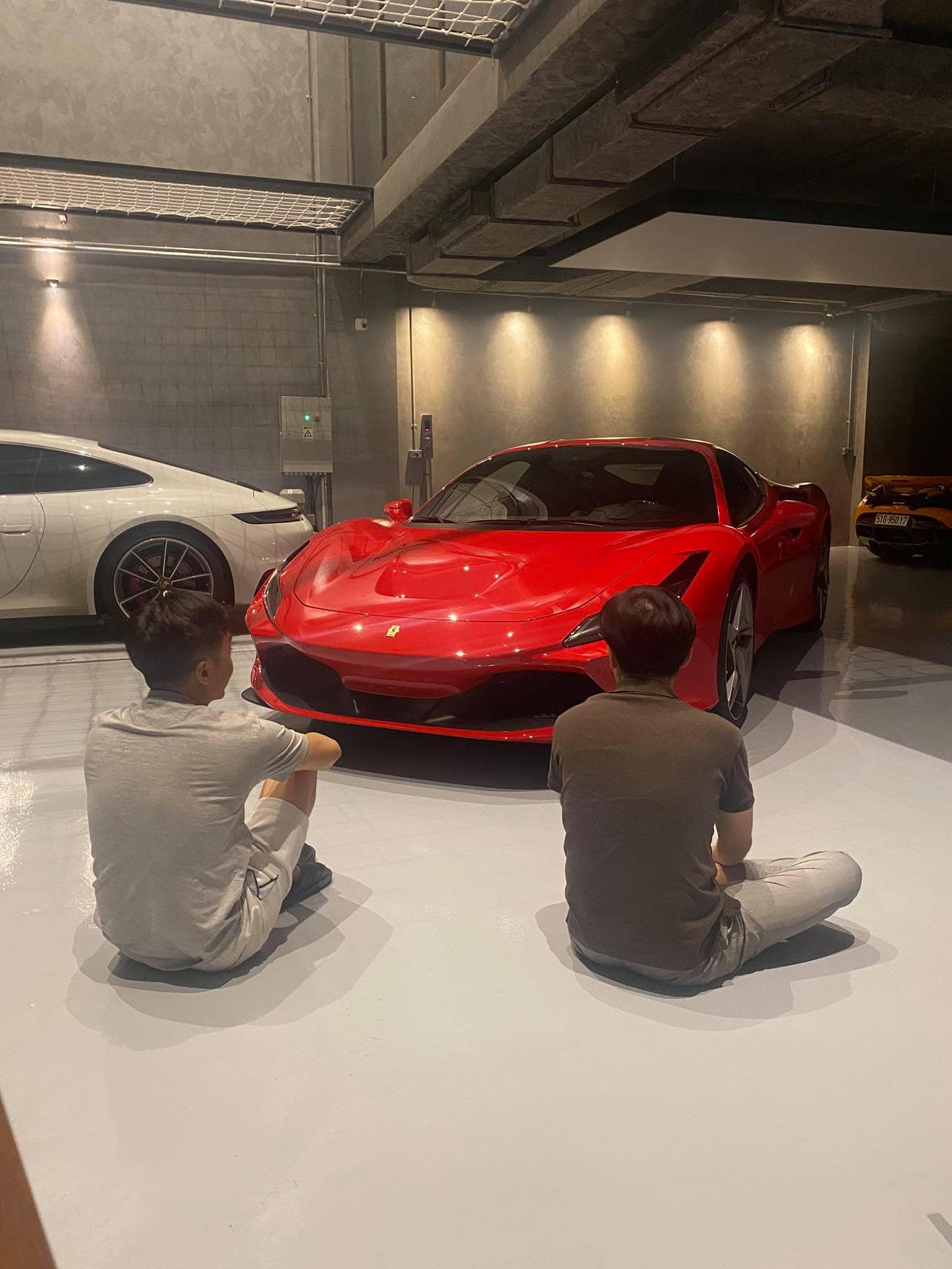 Cận cảnh nội thất với hàng loạt tuỳ chọn đắt tiền trên Ferrari F8 Tributo Cường Đô La vừa tậu - Ảnh 5.