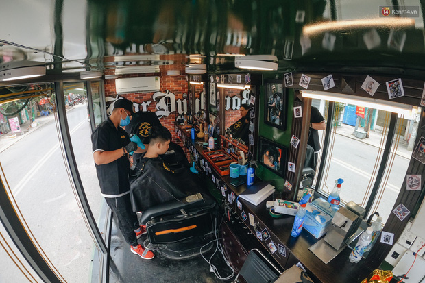 Độc đáo xe cắt tóc lưu động tiền tỷ ở Sài Gòn, khách chỉ cần trả phí bằng... nụ cười tươi - Ảnh 8.