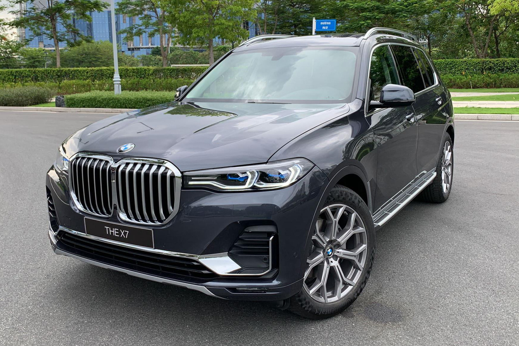 BMW X7 chính hãng lần đầu giảm giá sốc hơn 1 tỷ đồng, chơi lớn đáp trả xe nhập tư - Ảnh 1.