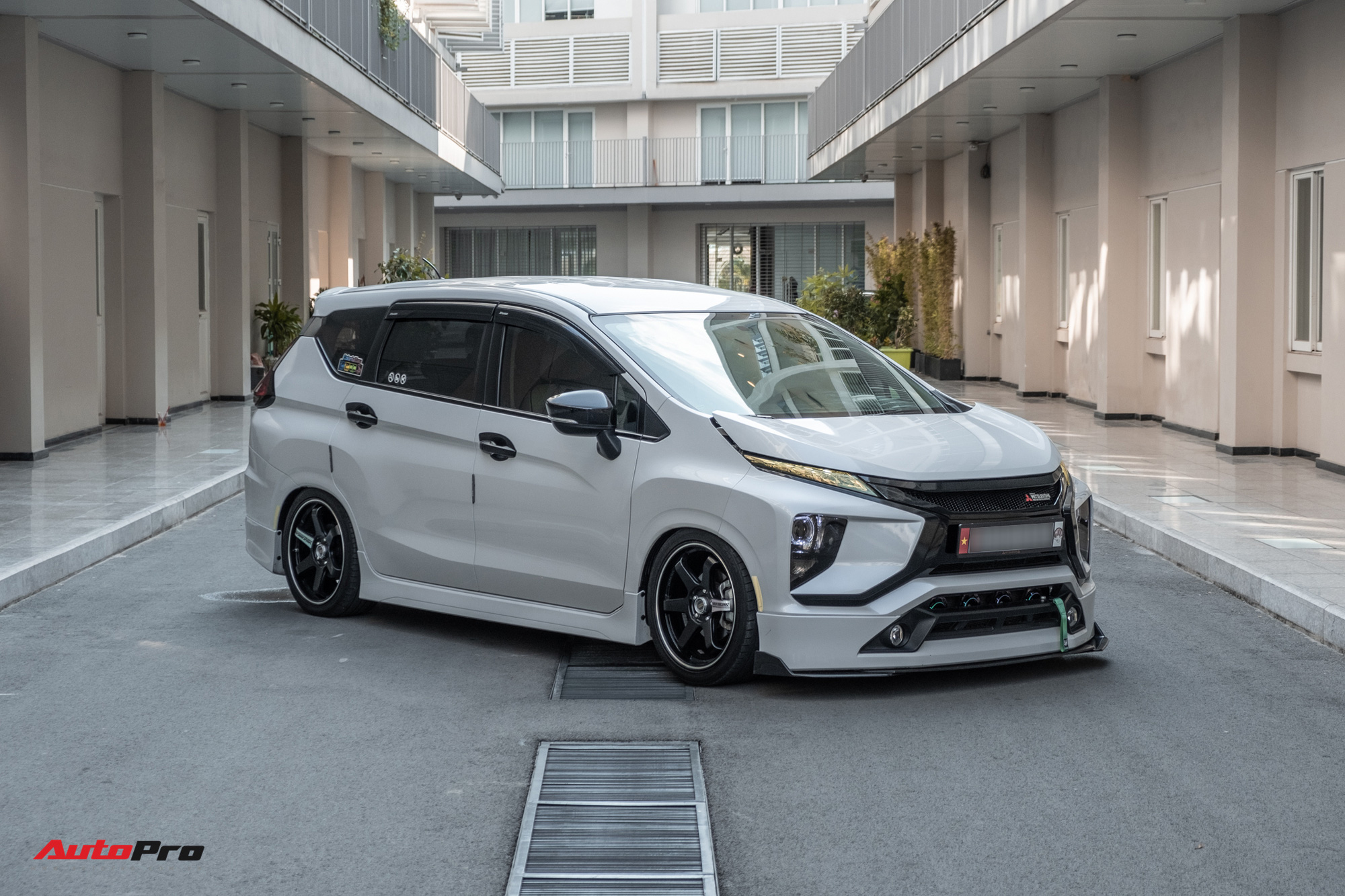 Mitsubishi Xpander độ hạ gầm độc nhất thế giới tại Việt Nam - Ảnh 2.