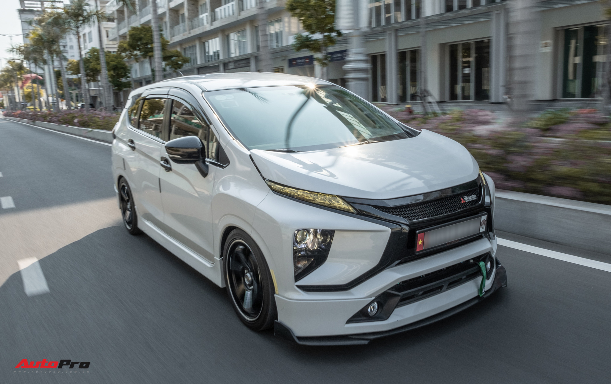 Mitsubishi Xpander độ hạ gầm độc nhất thế giới tại Việt Nam - Ảnh 3.