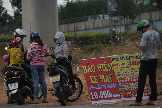  Bảo hiểm xe máy 10.000 đồng mọc lên như nấm ở lề đường Sài Gòn, người mua nguy cơ tiền mất tật mang - Ảnh 3.