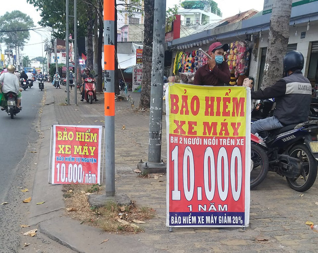  Bảo hiểm xe máy 10.000 đồng mọc lên như nấm ở lề đường Sài Gòn, người mua nguy cơ tiền mất tật mang - Ảnh 4.