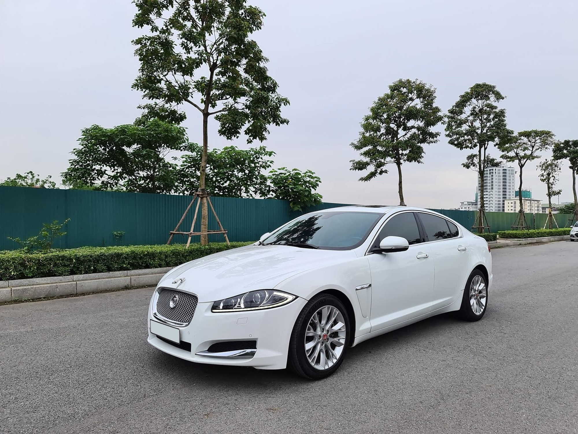 Rẻ chưa từng có, Jaguar XF bán lại với giá Toyota Camry khi vừa chạy 43.000 km - Ảnh 4.