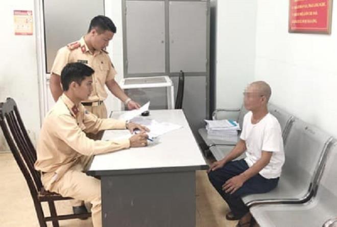 Quái xế 62 tuổi buông 2 tay phóng xe vèo vèo ở Hà Nội bị phạt 8,25 triệu đồng - Ảnh 2.