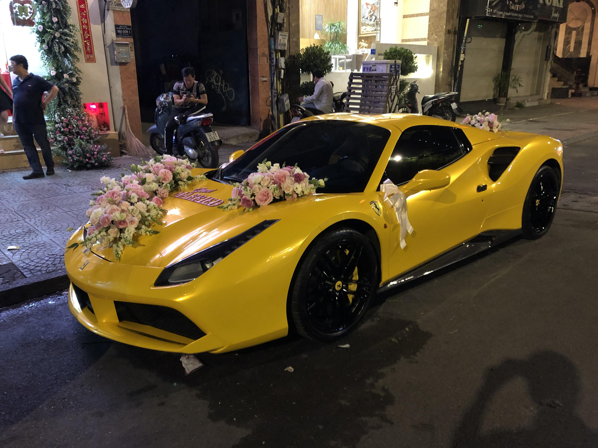 Siêu xe Ferrari 488 mui trần tiền tỷ làm xe hoa tại Sài Gòn - Ảnh 1.