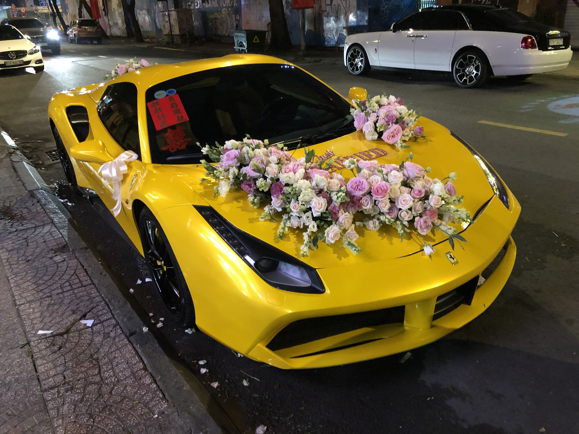 Siêu xe Ferrari 488 mui trần tiền tỷ làm xe hoa tại Sài Gòn - Ảnh 2.