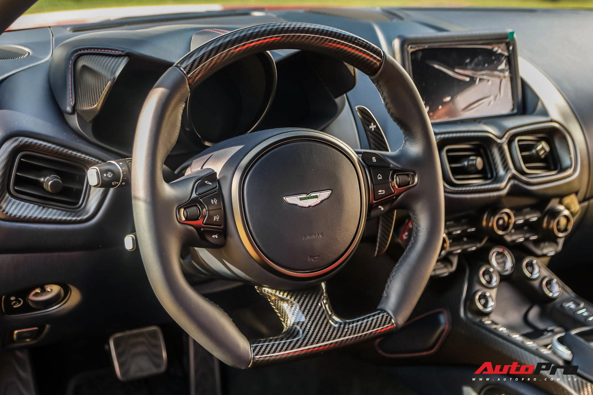 Minh nhựa tiết lộ biển số Aston Martin V8 Vantage vừa tậu với phong cách chụp ảnh chuẩn dân chơi - Ảnh 8.
