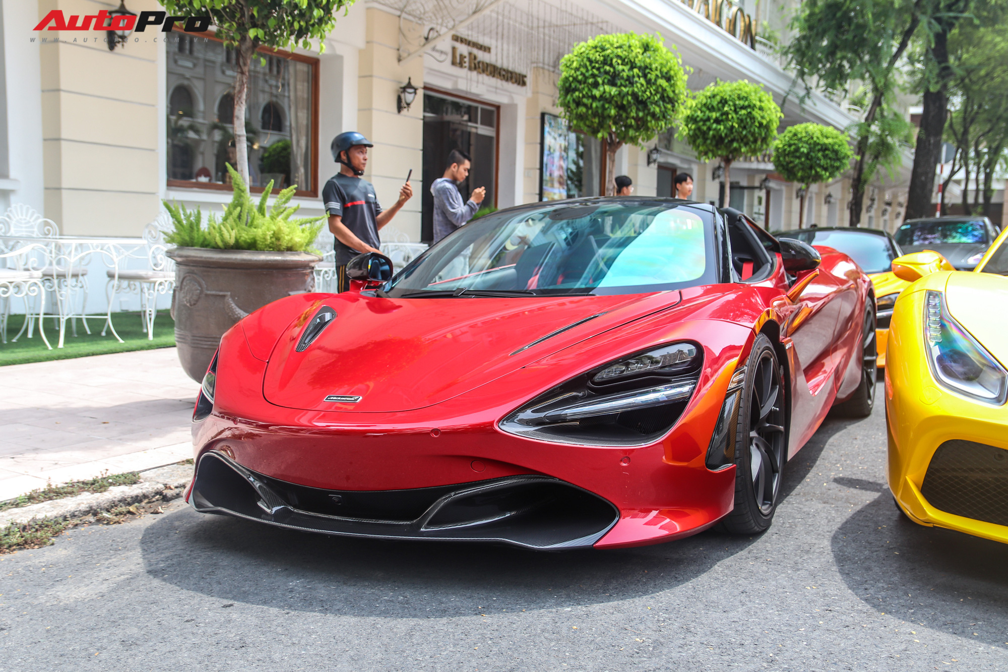 Cận cảnh siêu phẩm McLaren 720S Spider màu đỏ độc nhất Việt Nam của đại gia Hứa Hà Phương - Ảnh 1.