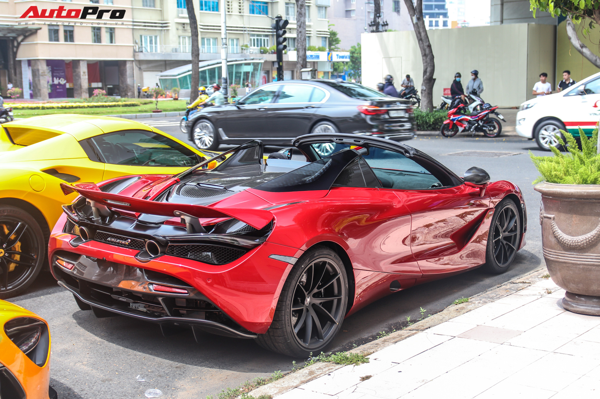 Cận cảnh siêu phẩm McLaren 720S Spider màu đỏ độc nhất Việt Nam của đại gia Hứa Hà Phương - Ảnh 3.