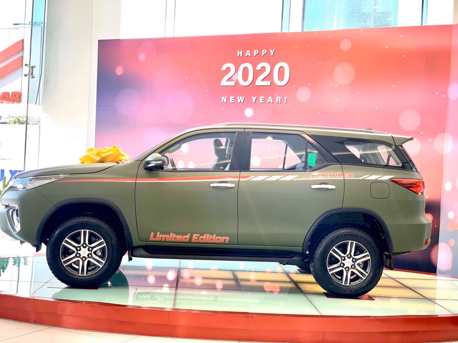 Toyota Fortuner màu sơn lạ xuất hiện tại đại lý Sài Gòn, giá ra biển số hơn 1,1 tỷ đồng - Ảnh 1.