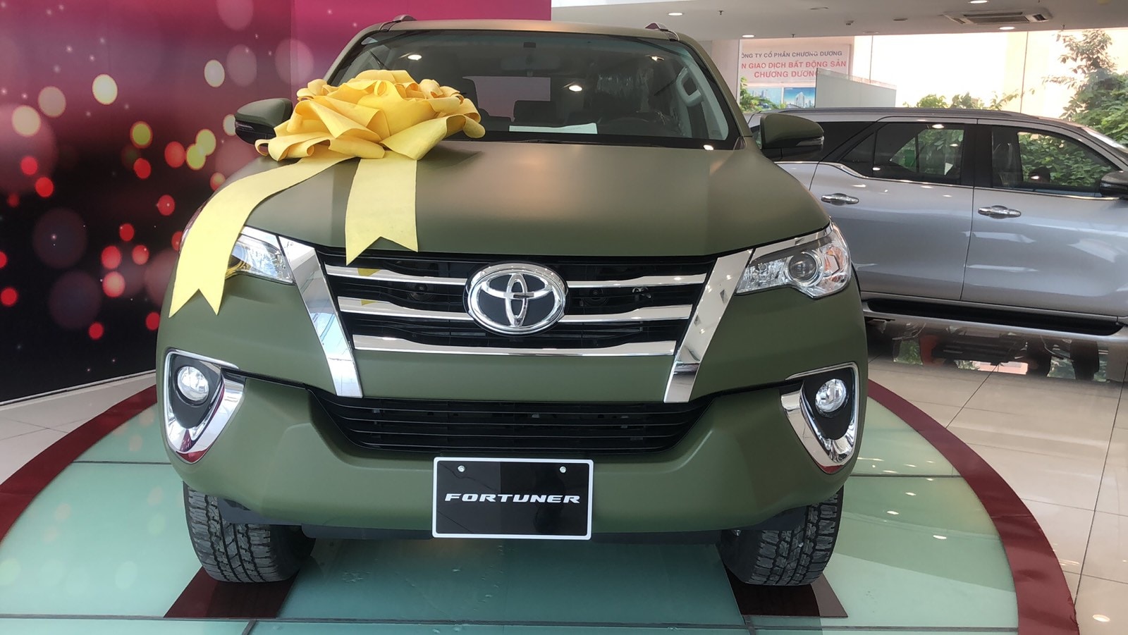 Toyota Fortuner màu sơn lạ xuất hiện tại đại lý Sài Gòn, giá ra biển số hơn 1,1 tỷ đồng - Ảnh 2.